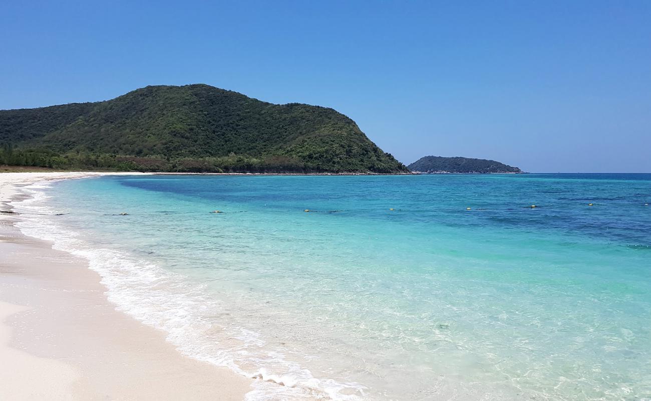 Luklom Beach'in fotoğrafı açık bej kum yüzey ile