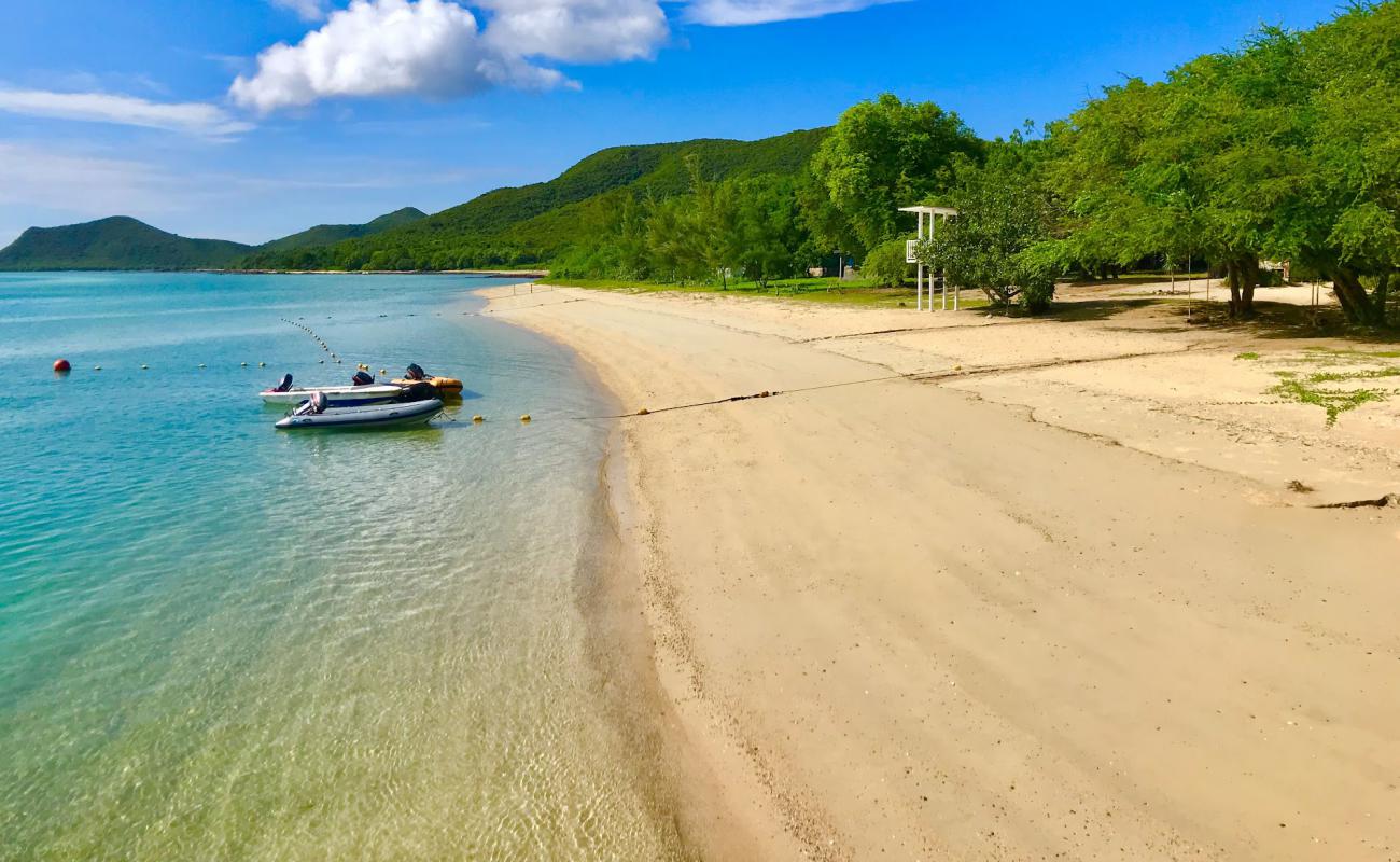 Tian Beach'in fotoğrafı açık bej kum yüzey ile