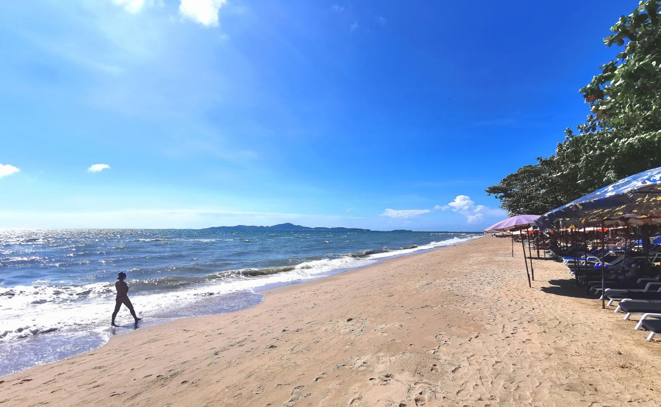 Yinyom Beach'in fotoğrafı parlak kum yüzey ile