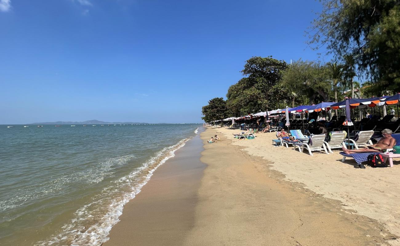 Dongtan Beach'in fotoğrafı açık bej kum yüzey ile