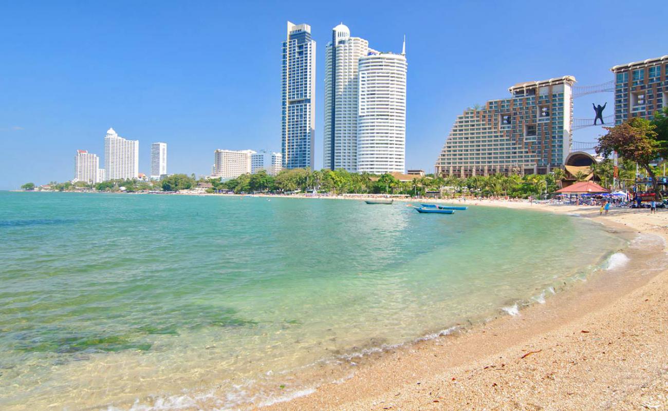 Jomtien Beach'in fotoğrafı açık bej kum yüzey ile