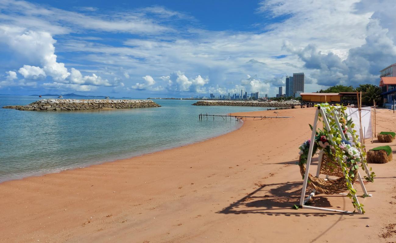 Ban Ampoe Beach'in fotoğrafı açık bej kum yüzey ile