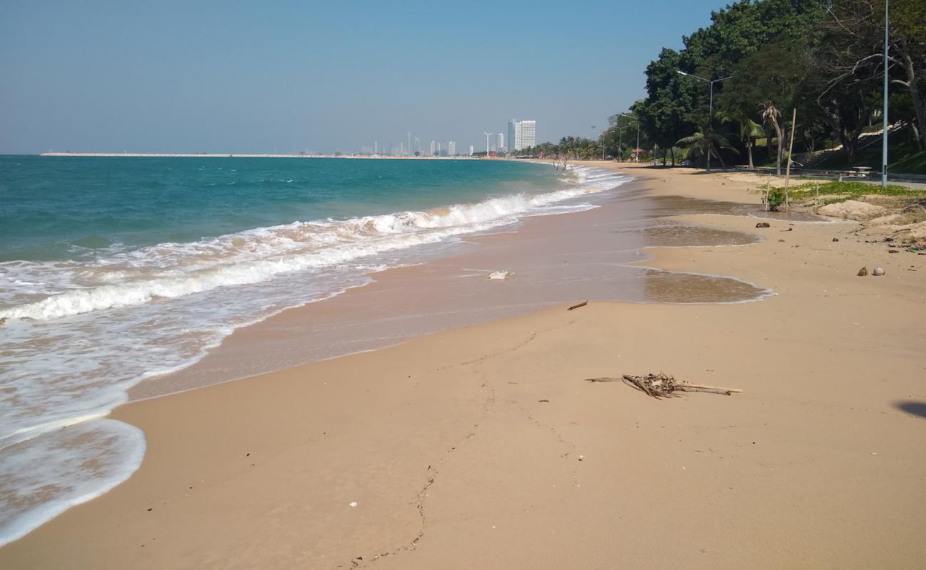 Ban Amphur Beach'in fotoğrafı açık bej kum yüzey ile