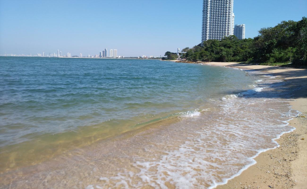 Pattaya Paradise Beach'in fotoğrafı bej kum ve çakıl yüzey ile
