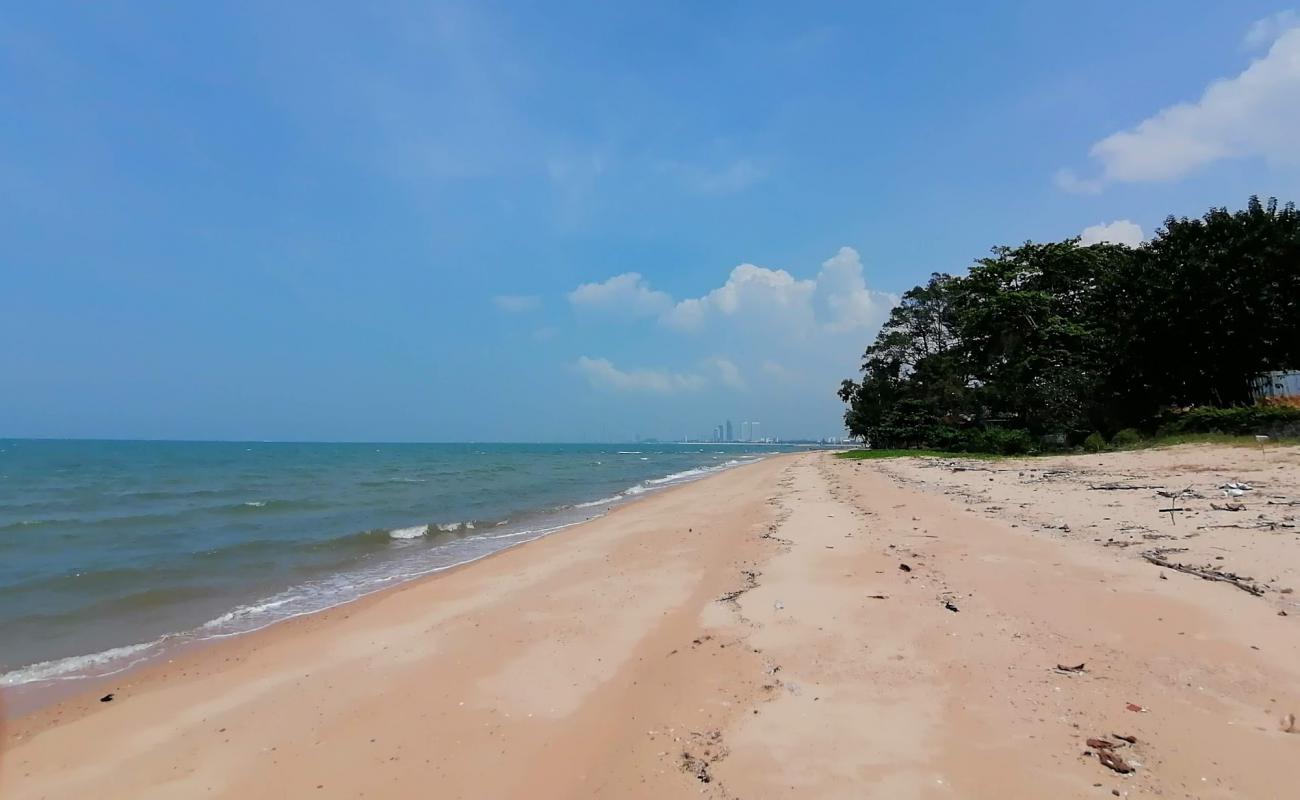 Tawanron Beach'in fotoğrafı açık bej kum yüzey ile