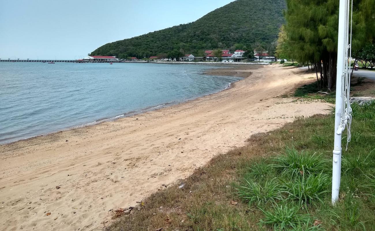 Klet Kaeo Beach'in fotoğrafı bej kum ve çakıl yüzey ile