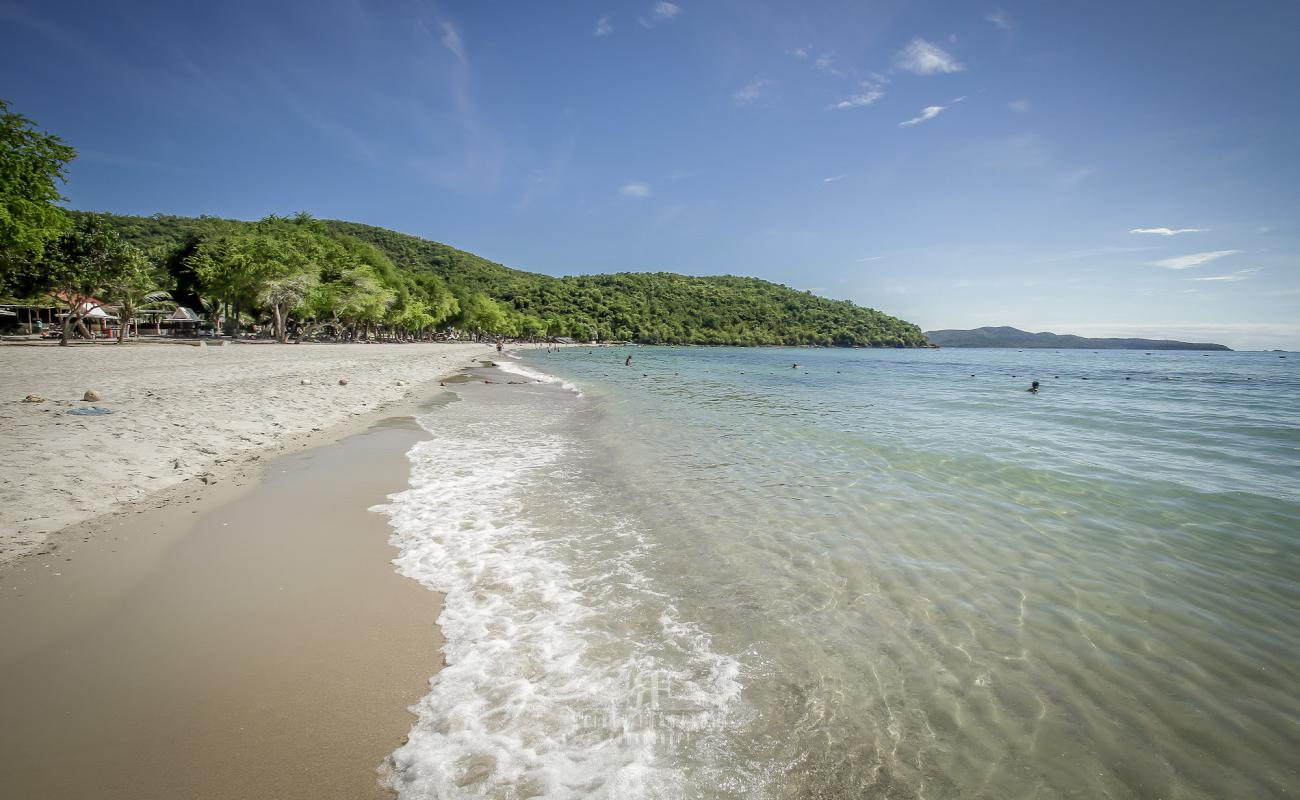 Sai Kaew Plajı'in fotoğrafı beyaz ince kum yüzey ile