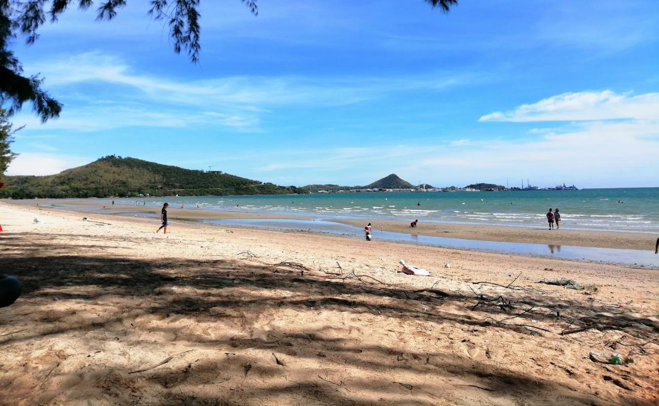Dongtan beach'in fotoğrafı bej kum ve çakıl yüzey ile