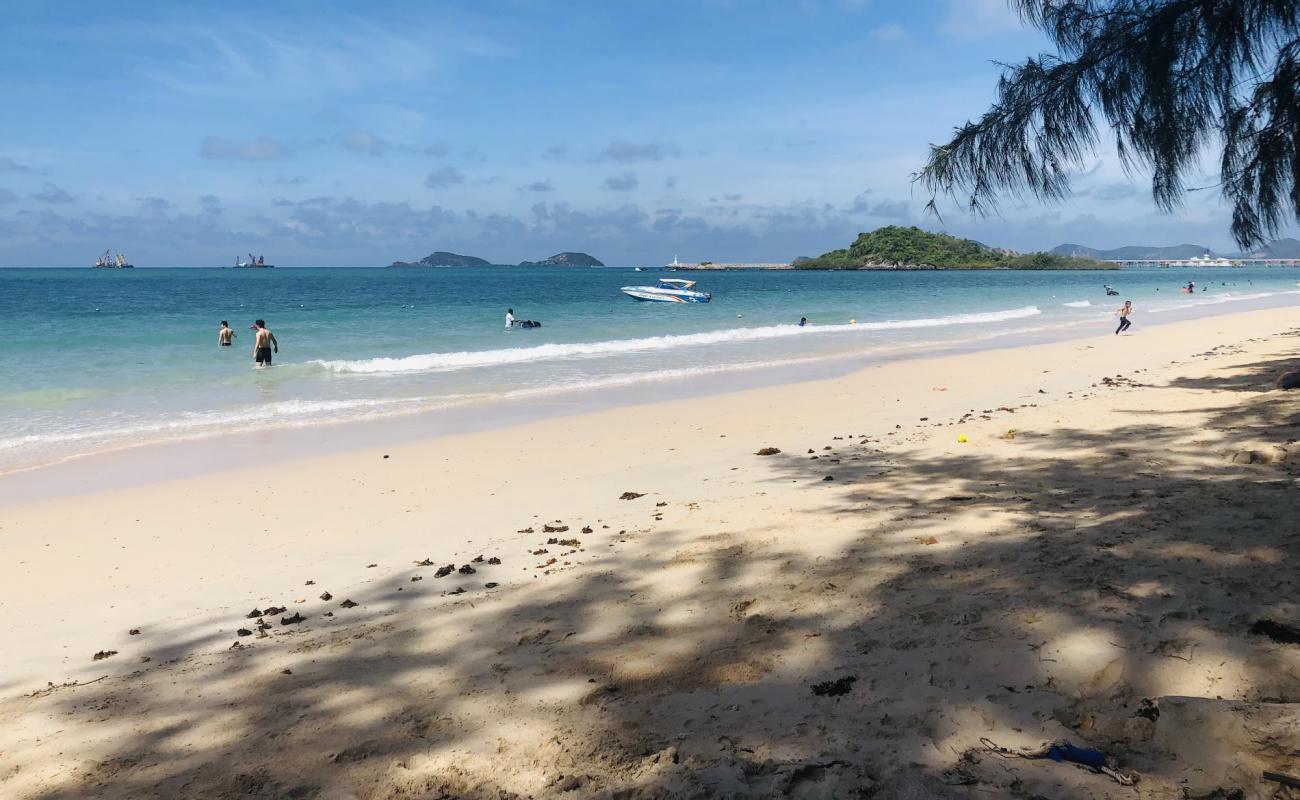 Nang Ram Beach'in fotoğrafı beyaz kum yüzey ile