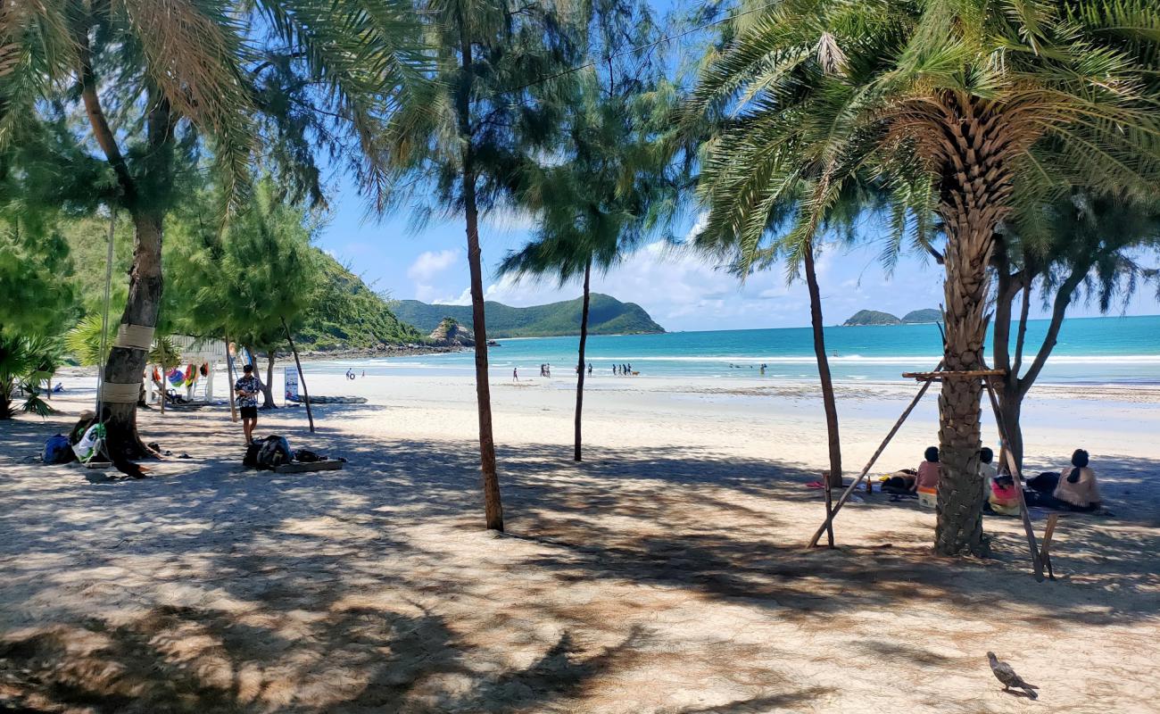 Nam Sai Beach'in fotoğrafı beyaz kum yüzey ile