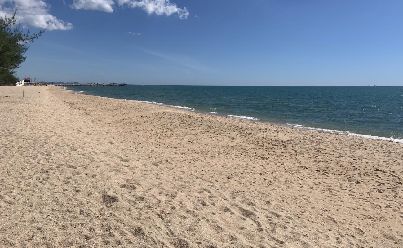 Laem Charoen Beach'in fotoğrafı parlak kum yüzey ile