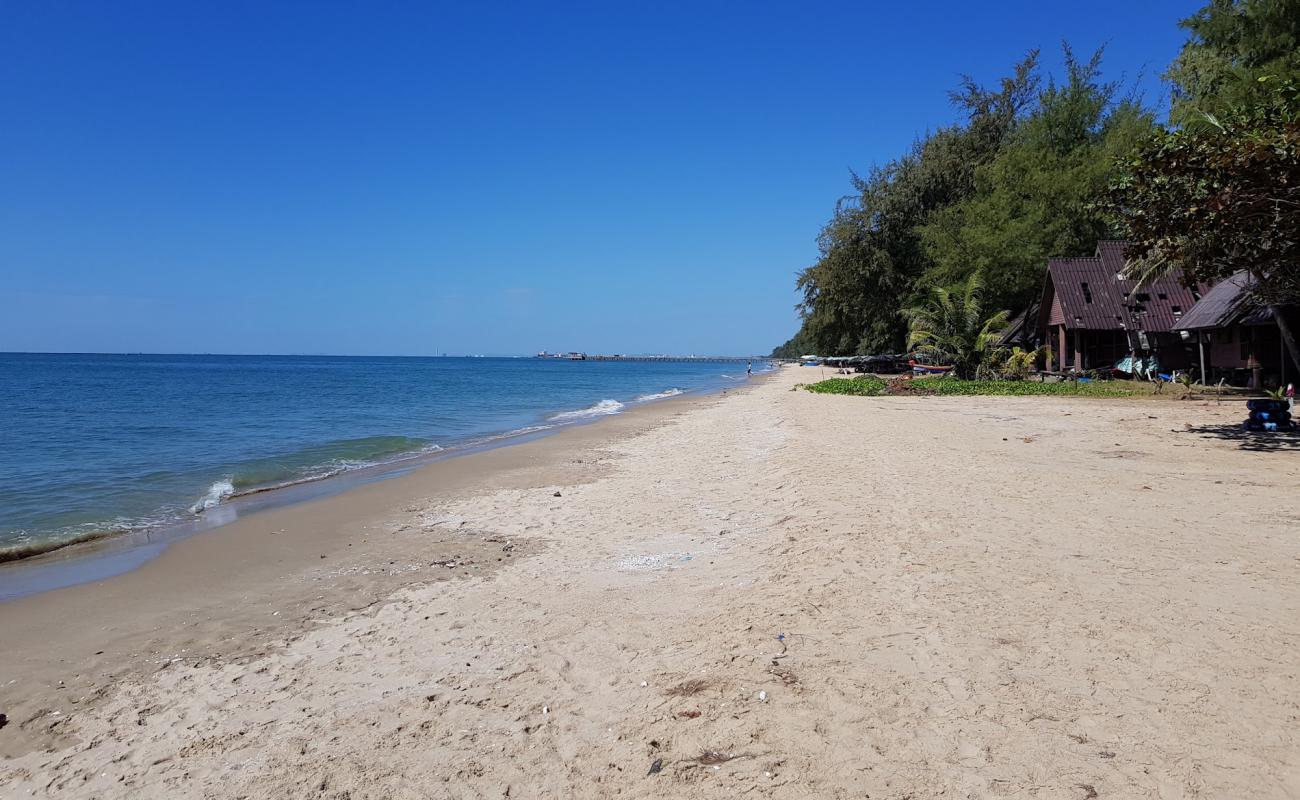 Mae Ramphueng Beach II'in fotoğrafı parlak kum yüzey ile