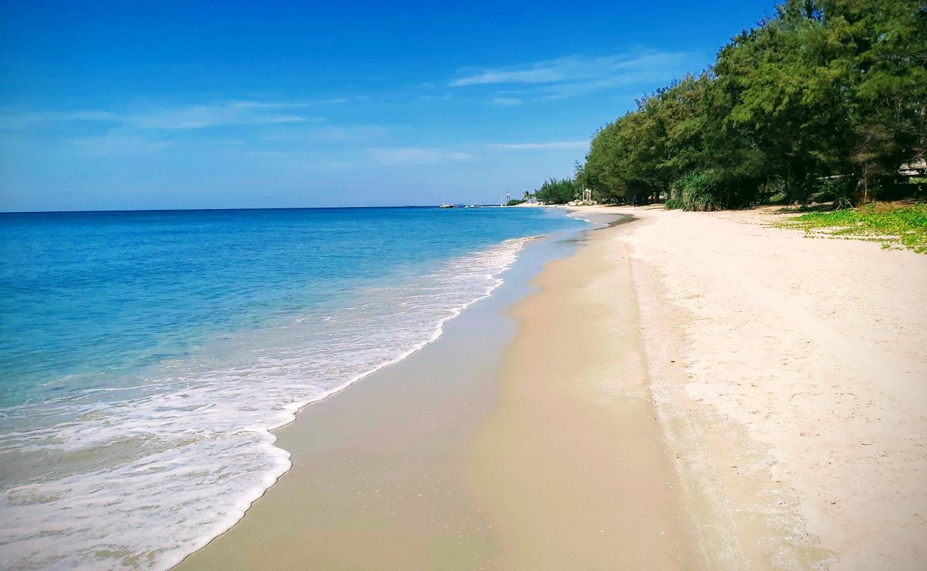 Mae Ram Phueng Beach'in fotoğrafı parlak kum yüzey ile