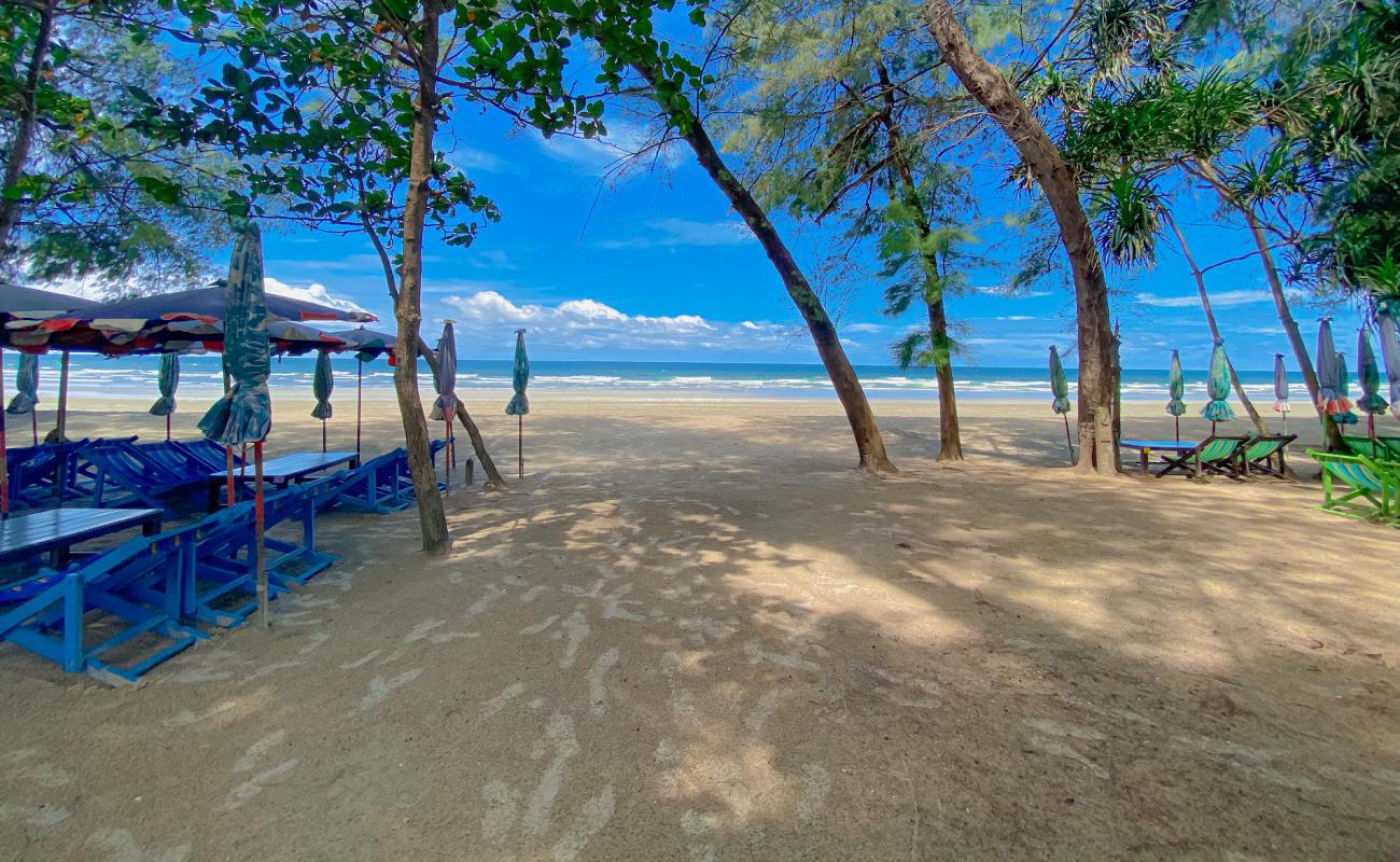 Rayong beach'in fotoğrafı parlak kum yüzey ile