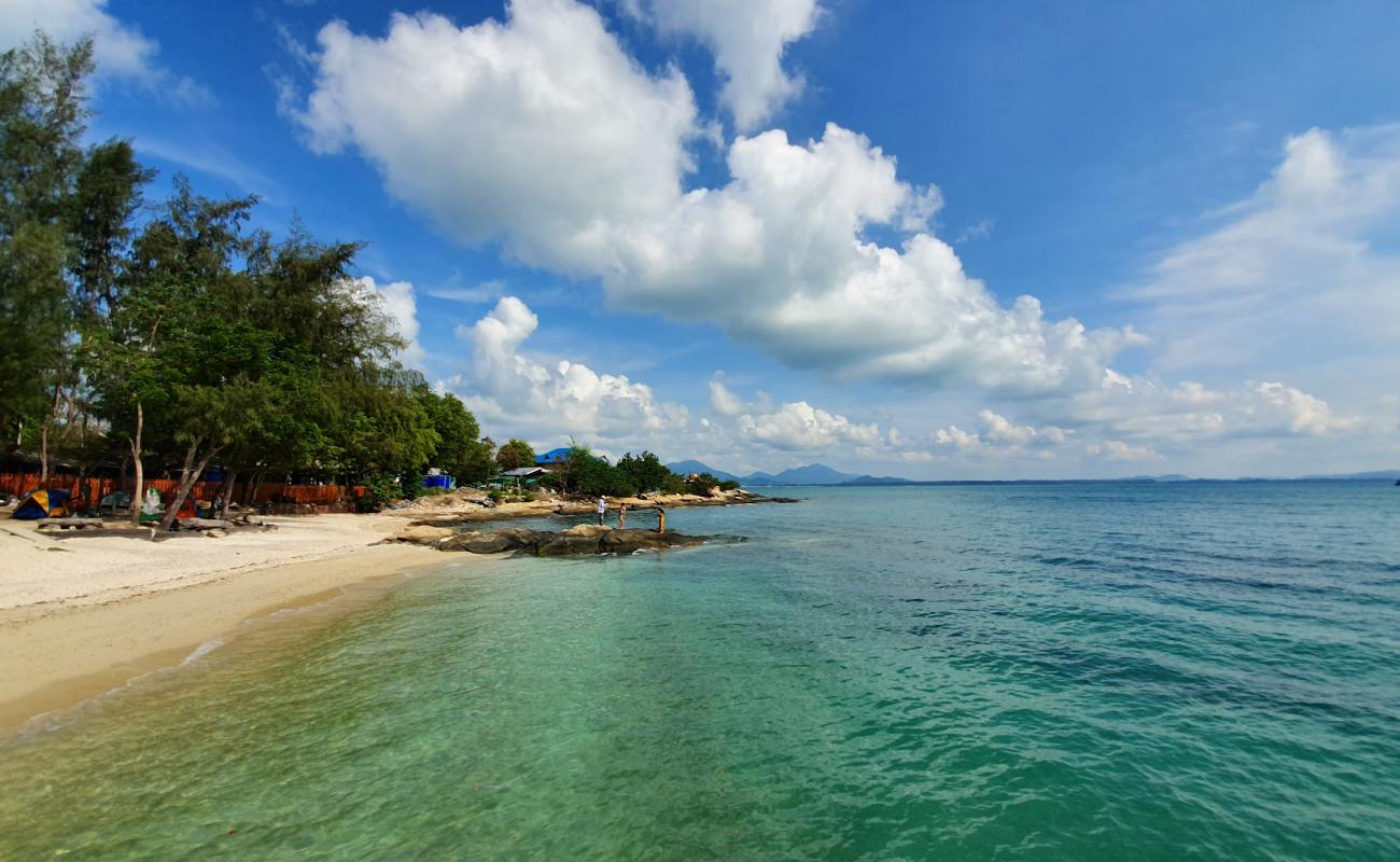 Luke Yon Bay Beach'in fotoğrafı beyaz kum yüzey ile