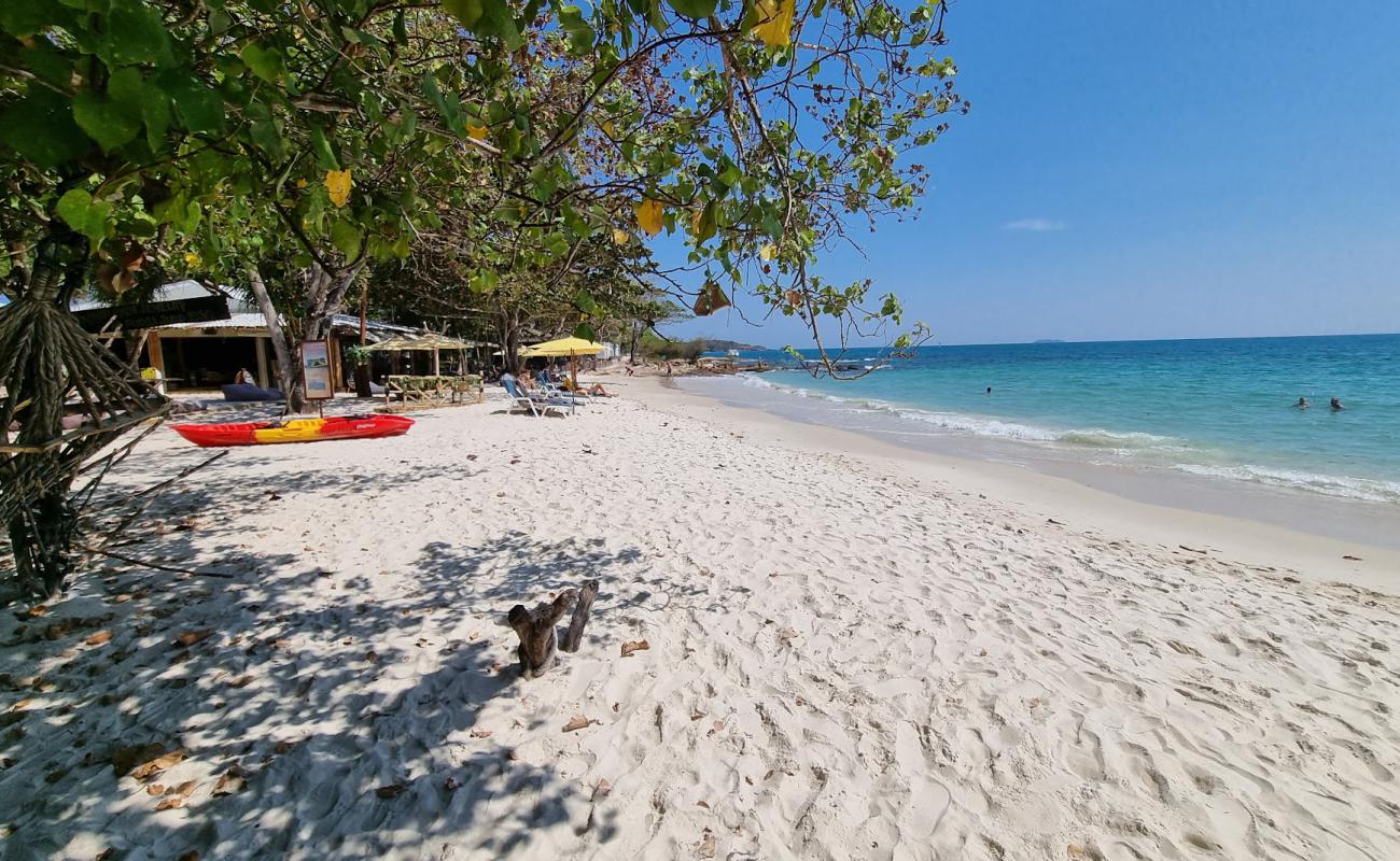 Tubtim Beach'in fotoğrafı beyaz ince kum yüzey ile