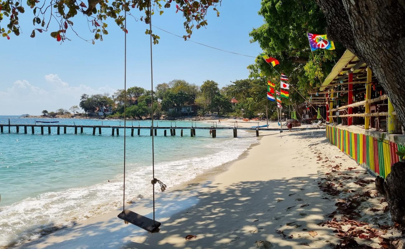 Cho Beach'in fotoğrafı beyaz kum yüzey ile