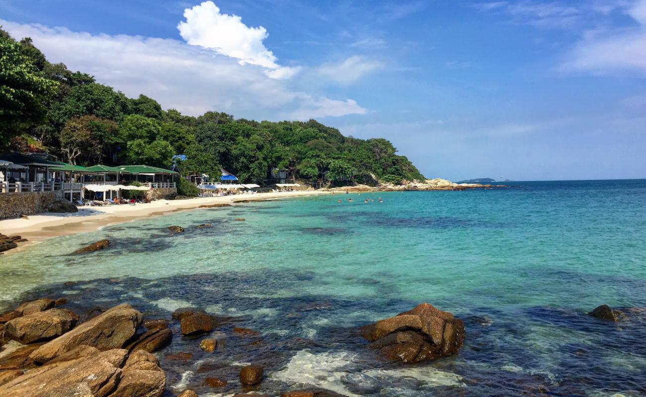 Thian Beach'in fotoğrafı beyaz kum yüzey ile