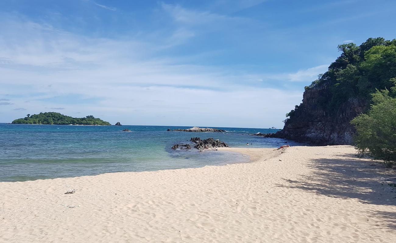 Kam Island Beach'in fotoğrafı bej kum ve kayalar yüzey ile