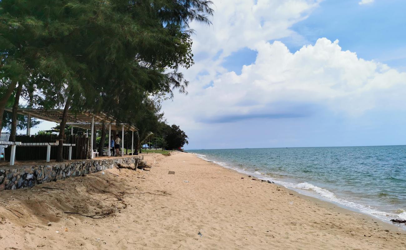 Klaeng Beach'in fotoğrafı açık bej kum yüzey ile