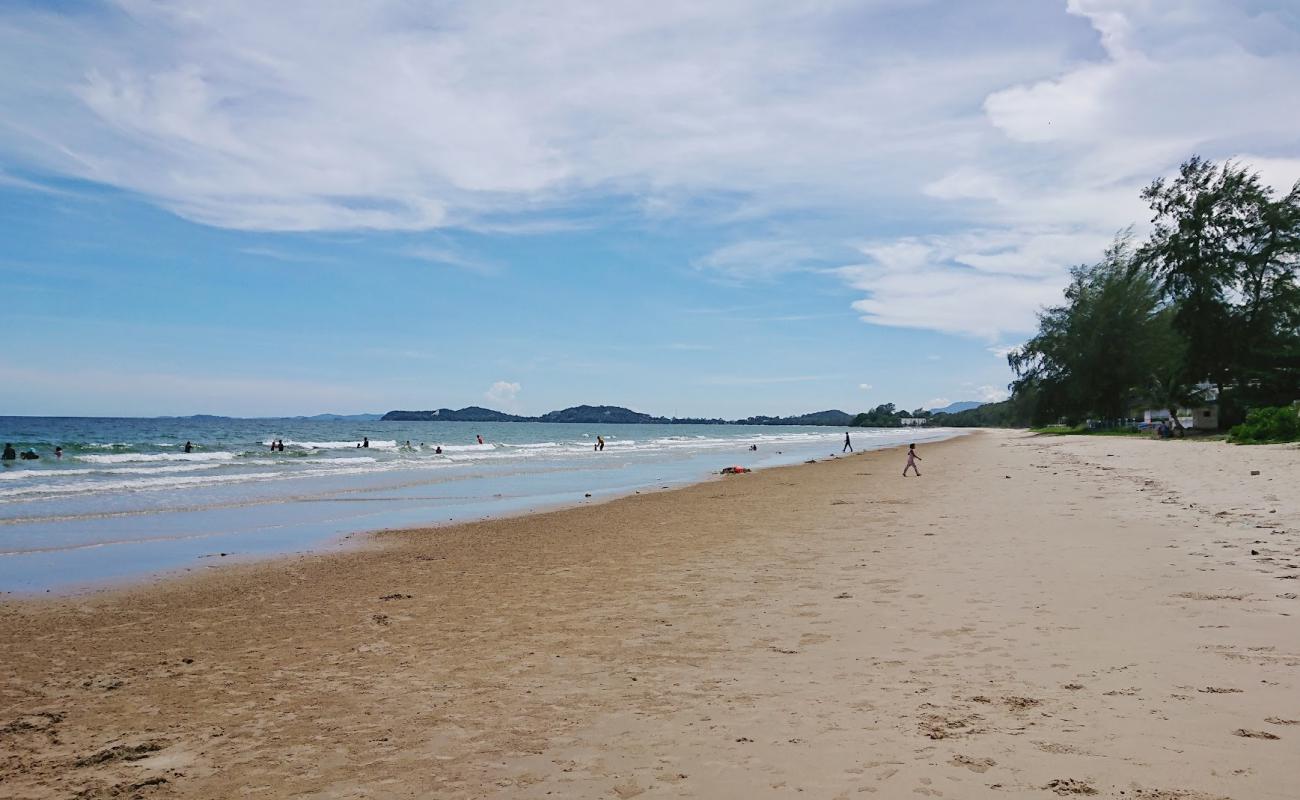 Laem Maepim Beach'in fotoğrafı açık bej kum yüzey ile