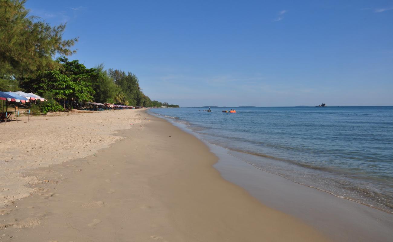 Laem Mae Phim Beach'in fotoğrafı açık bej kum yüzey ile