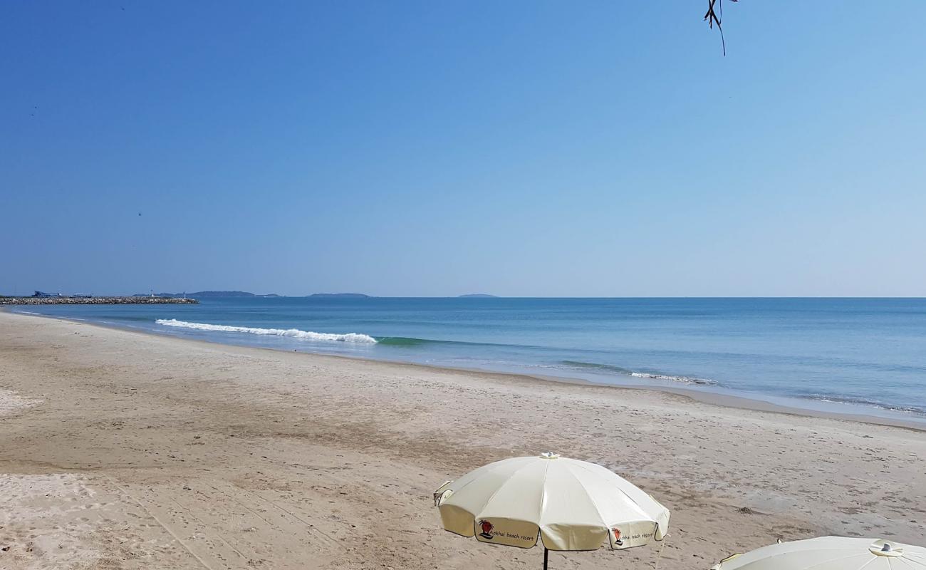 Ao Khai Plajı'in fotoğrafı i̇nce beyaz kum yüzey ile