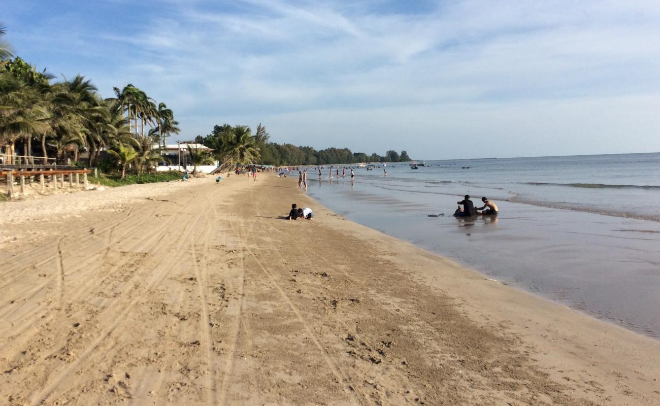 Hat Chao Lao Beach'in fotoğrafı açık bej kum yüzey ile