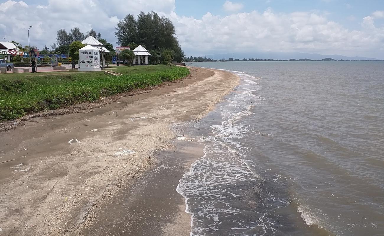 Pak Nam Khaem Nu Beach'in fotoğrafı açık bej kum yüzey ile