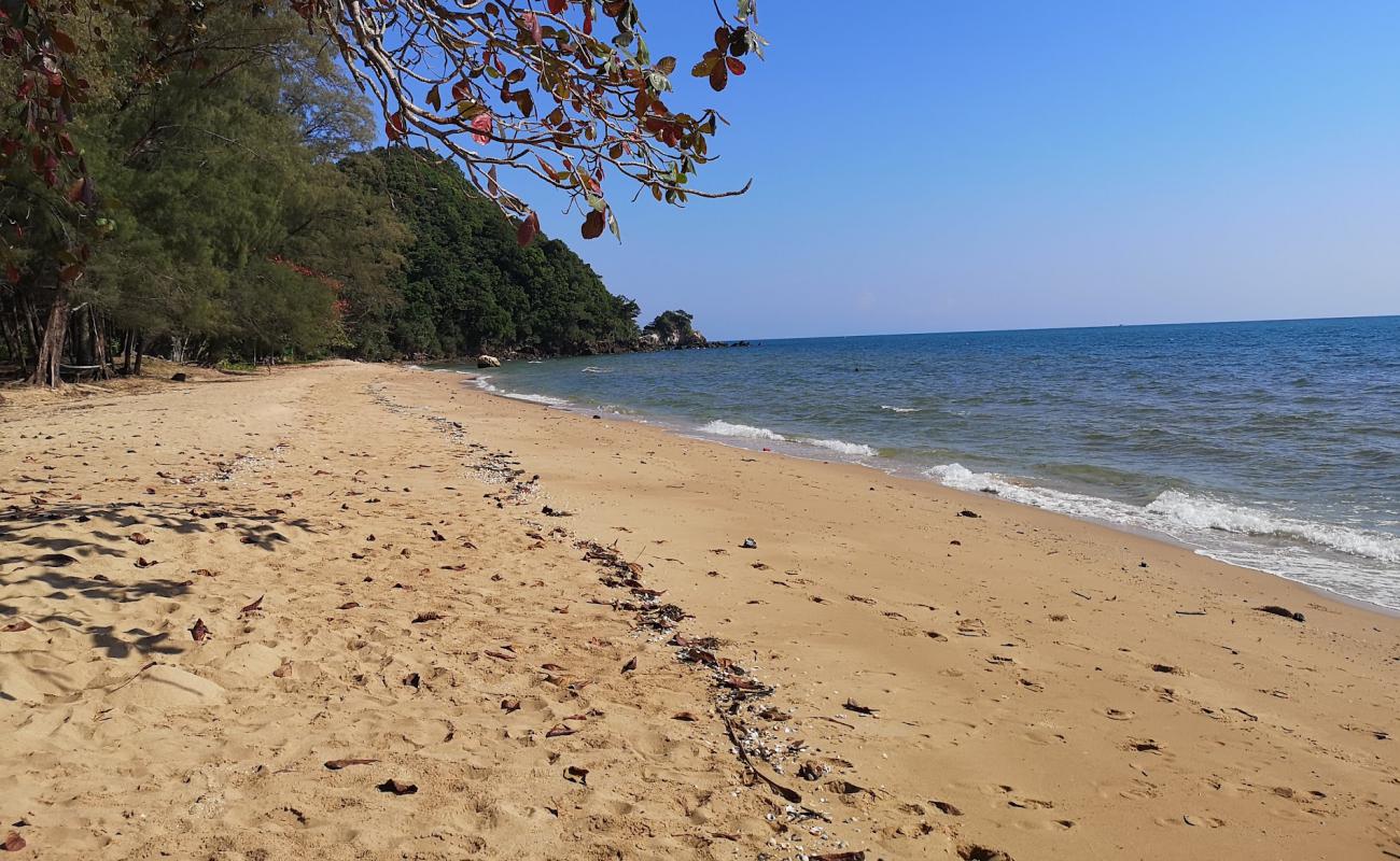 Ao Krathing Beach'in fotoğrafı açık bej kum yüzey ile