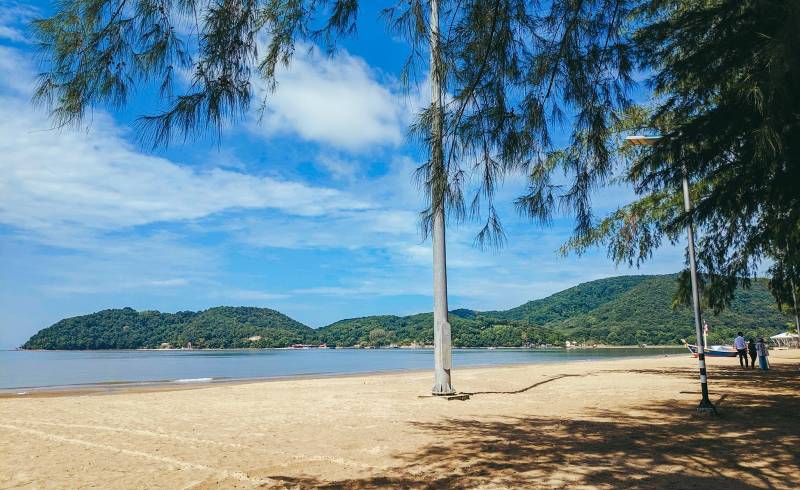 Hat Laem Sing Beach'in fotoğrafı açık bej kum yüzey ile