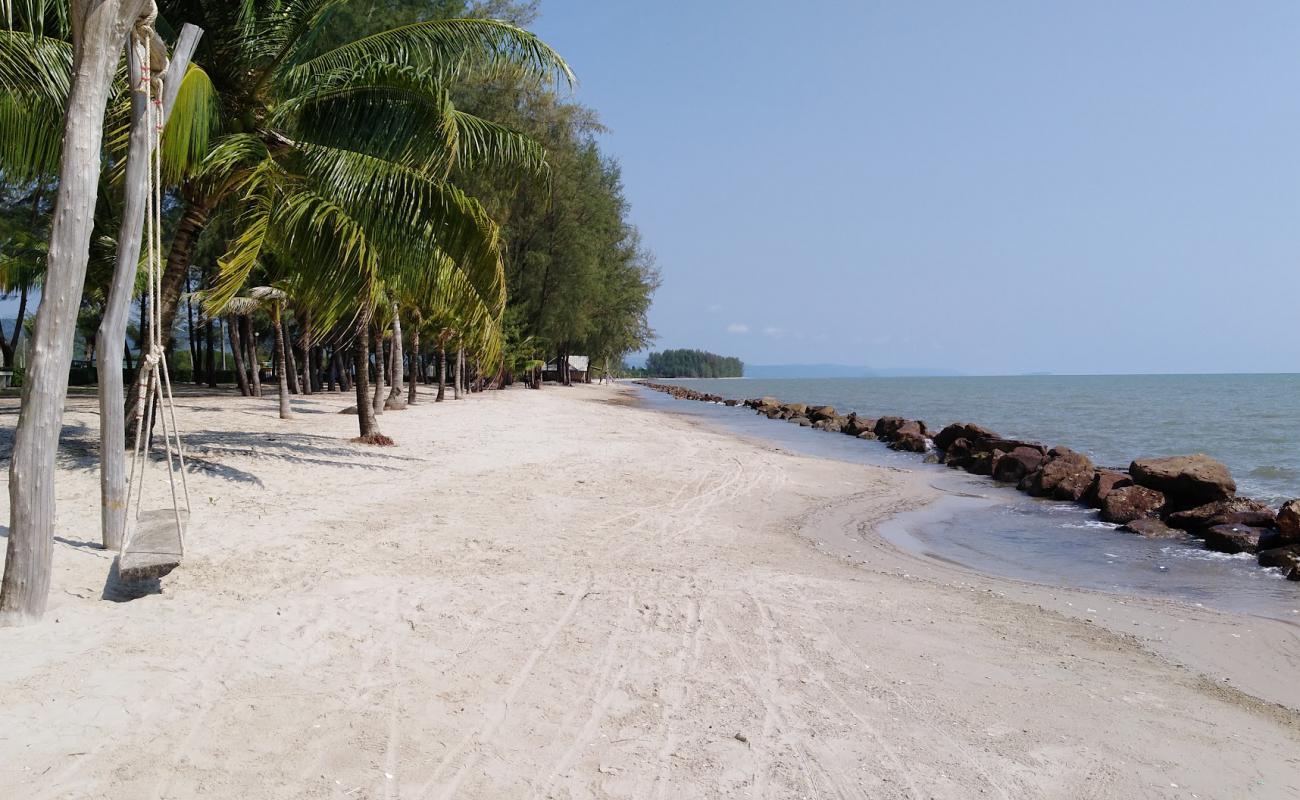 Suvarn Gleaw Thong Beach'in fotoğrafı parlak ince kum yüzey ile