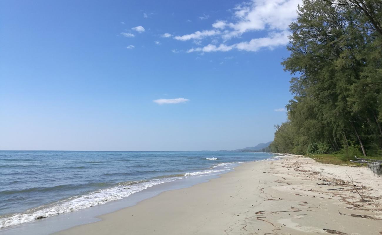 Hat Ploy Dang Beach'in fotoğrafı parlak kum yüzey ile