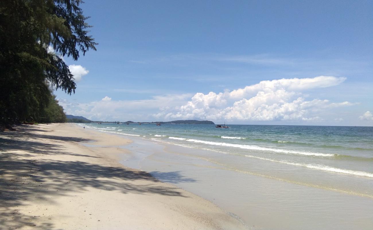 Hat Ratchakarun beach'in fotoğrafı parlak kum yüzey ile