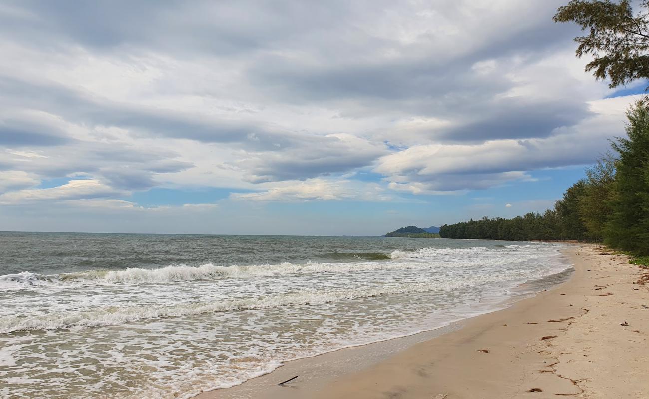 Mai Rood Beach'in fotoğrafı parlak ince kum yüzey ile