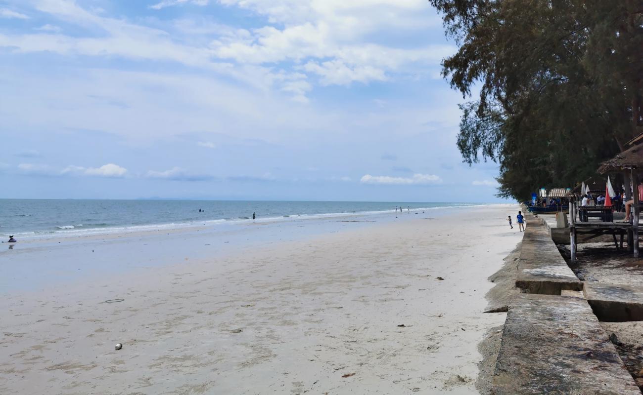 Banchuen Beach'in fotoğrafı parlak ince kum yüzey ile