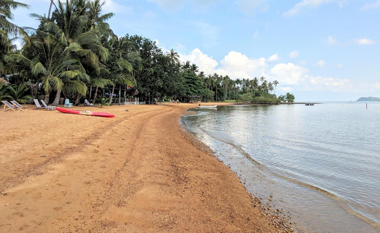 Sunrise Beach'in fotoğrafı kahverengi kum yüzey ile