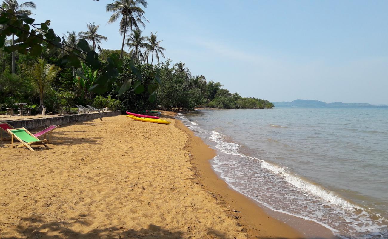 Ko Chang Beach'in fotoğrafı kahverengi kum yüzey ile