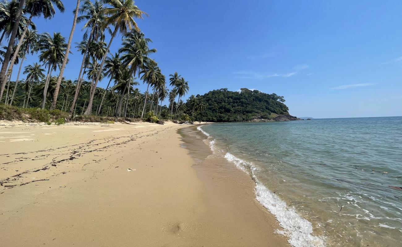 Wai Chaek Beach'in fotoğrafı parlak kum yüzey ile