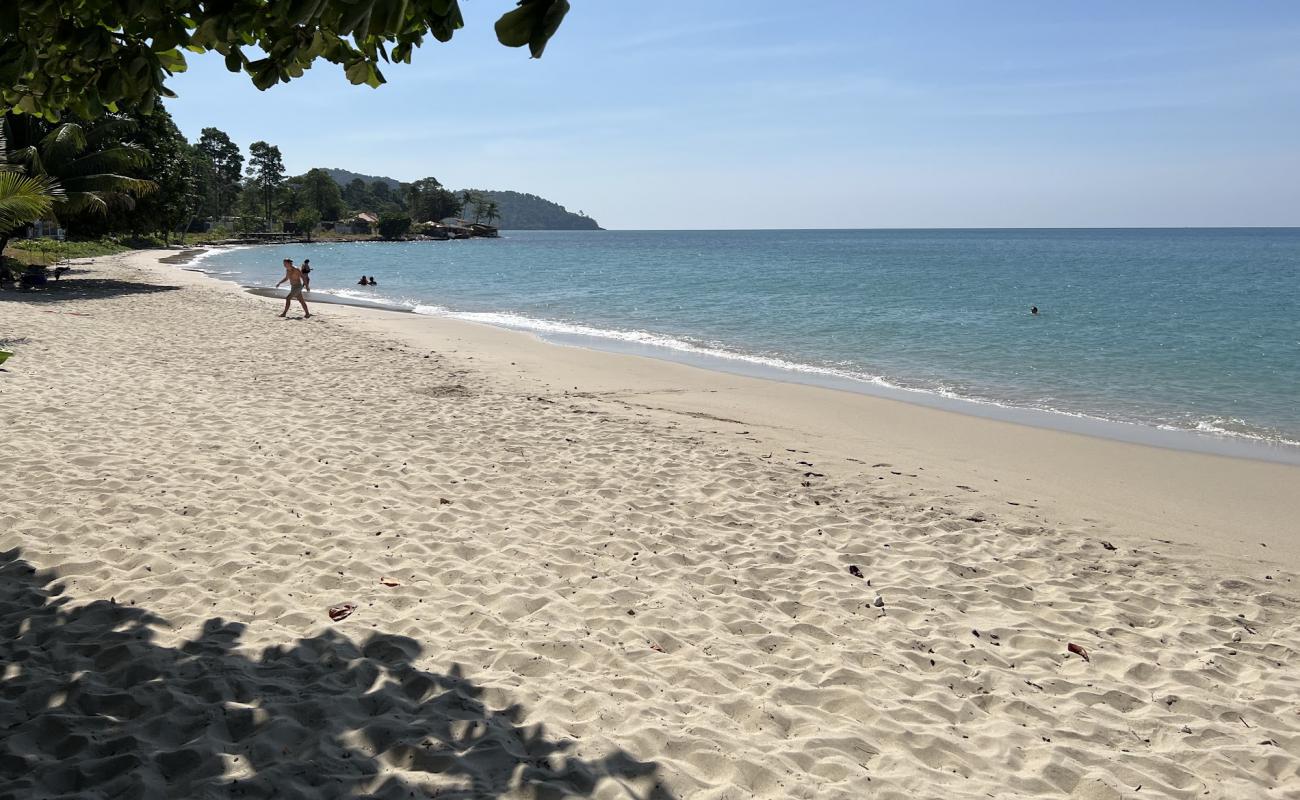 Lonely Beach'in fotoğrafı parlak ince kum yüzey ile