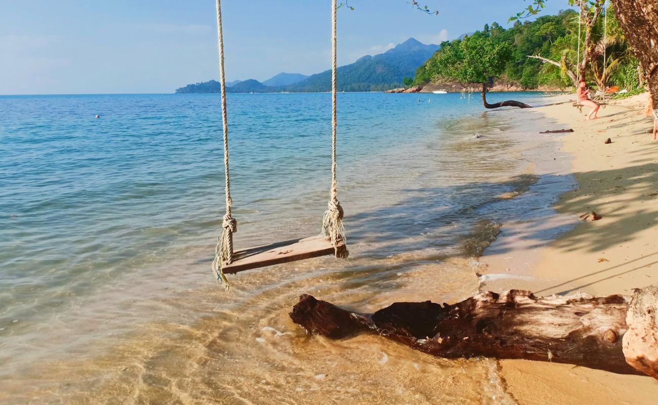 Kai Bae Beach'in fotoğrafı parlak ince kum yüzey ile