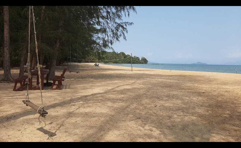 Laem Son Beach'in fotoğrafı parlak kum yüzey ile