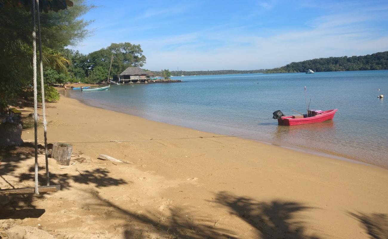 Maruey beach'in fotoğrafı kahverengi kum yüzey ile