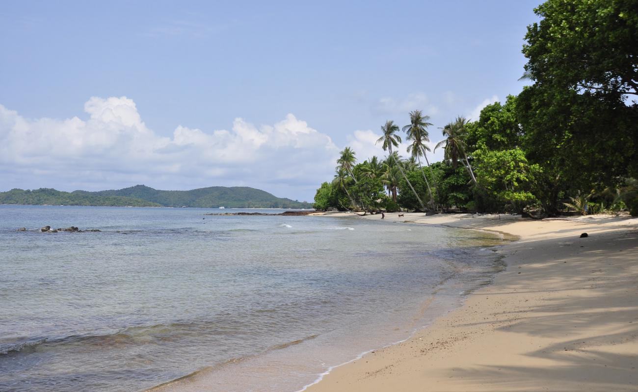 Ao Soun Yai Beach'in fotoğrafı beyaz ince kum yüzey ile