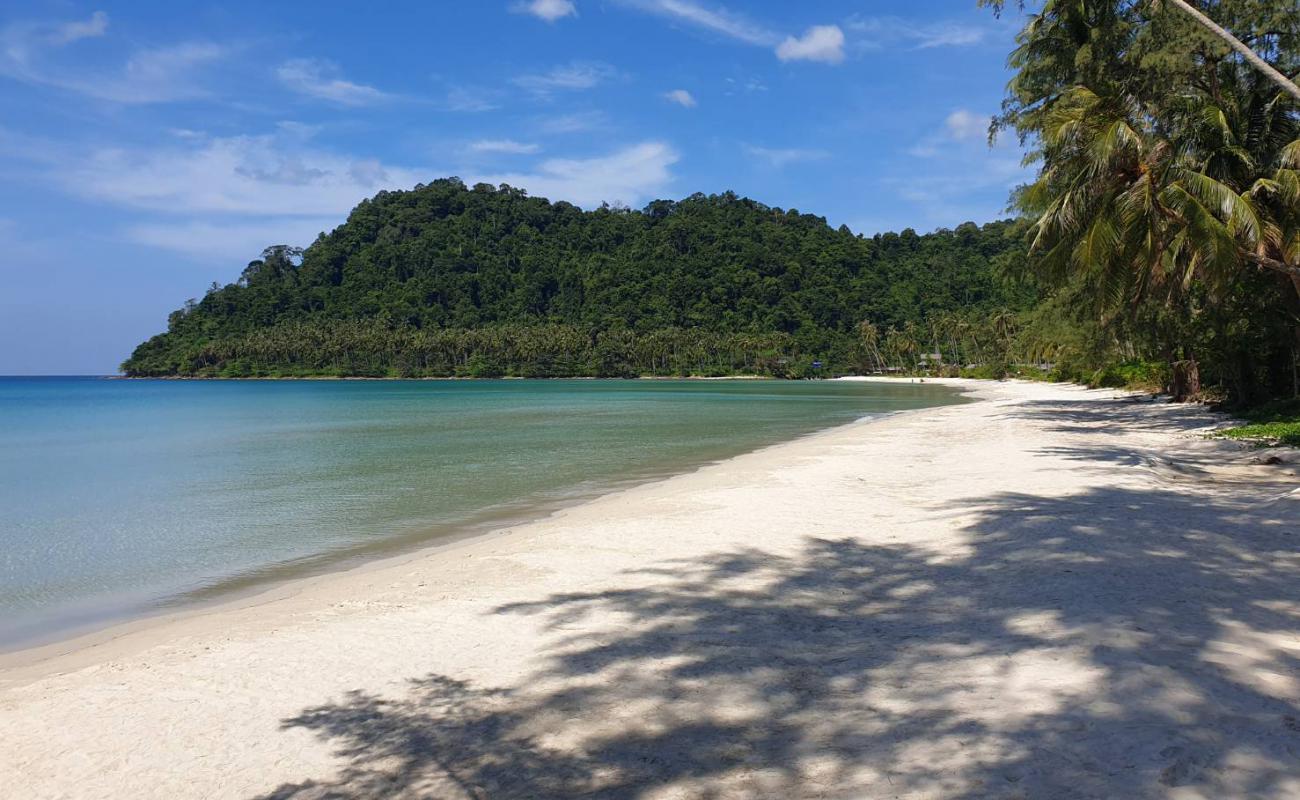 Ao Phrao Beach'in fotoğrafı beyaz ince kum yüzey ile