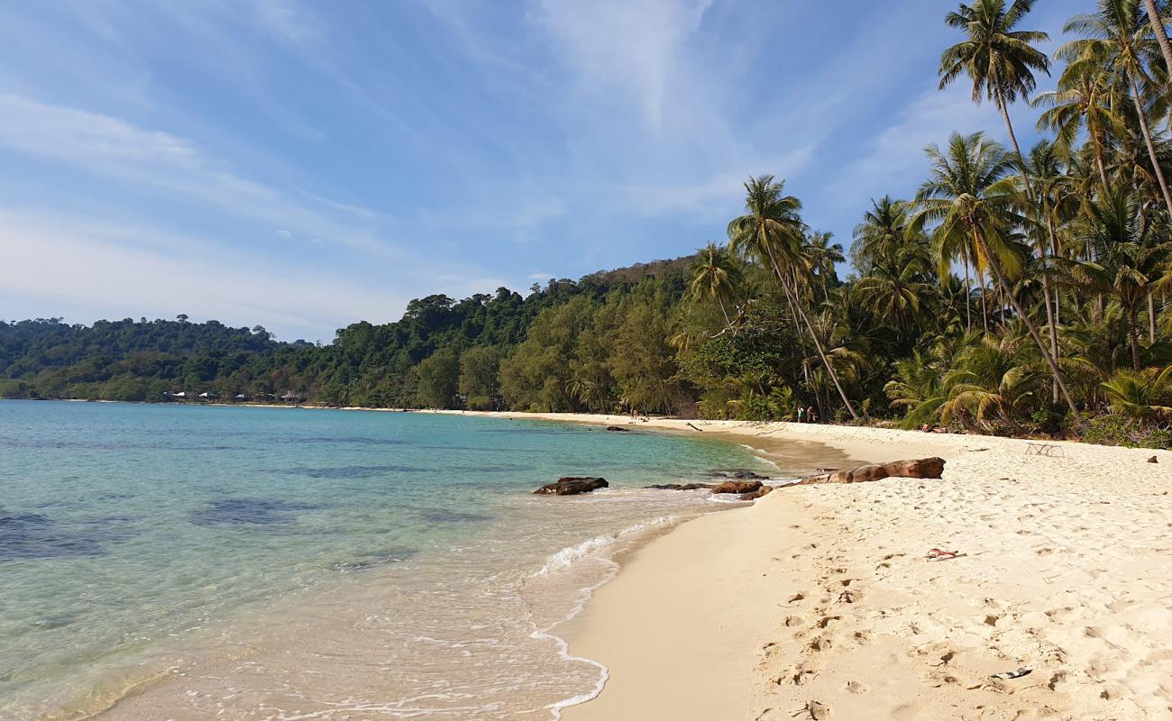 Takhian Beach'in fotoğrafı parlak ince kum yüzey ile