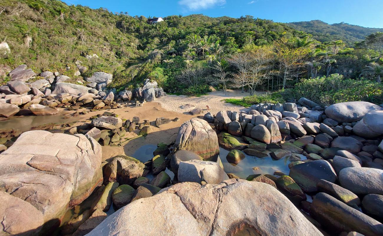 Praia do Buraco Quadrado'in fotoğrafı açık bej kum yüzey ile