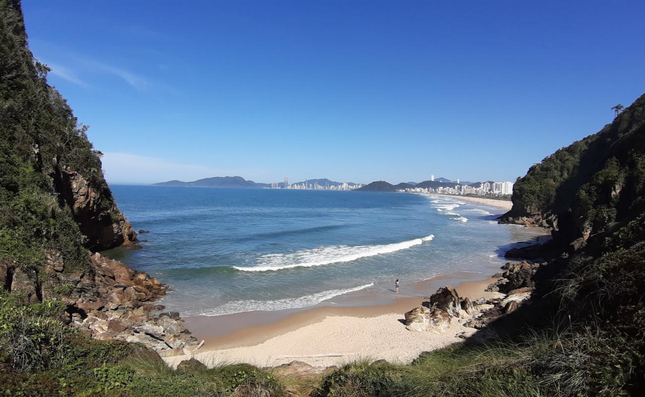 Praia do Morcego'in fotoğrafı açık bej kum yüzey ile