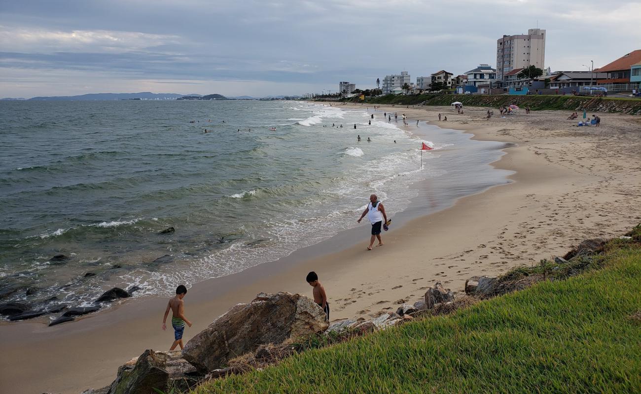 Praia do Tabuleiro'in fotoğrafı açık bej kum yüzey ile