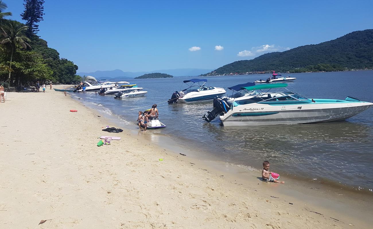 Ilha das Flores Beach'in fotoğrafı açık bej kum yüzey ile